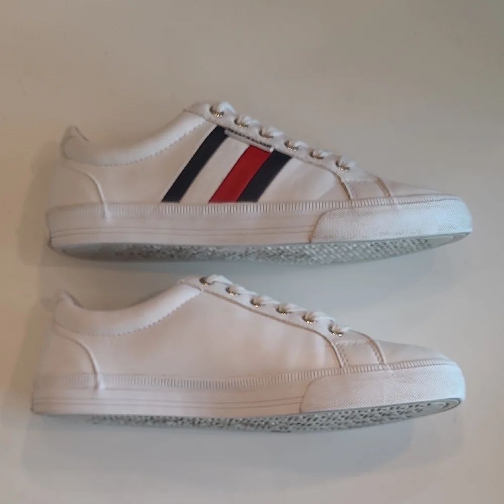 Tommy Hilfiger Lightz Low Top Lace Up Sneaker Red & Navy Stripes Smooth Upper